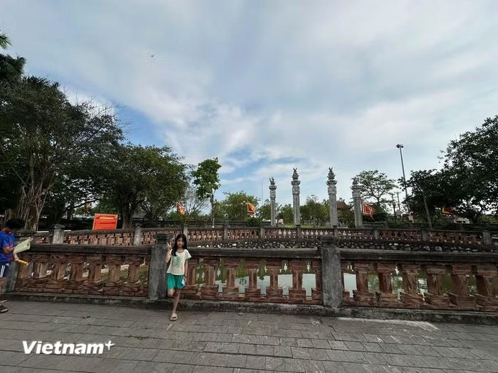 Khuôn viên trước Đền Mẫu trong khu Lăng mộ và đền thờ các vị vua triều Trần. (Ảnh: PT/Vietnam+)