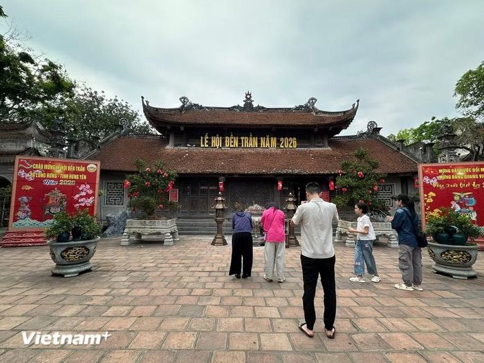 Du khách đến tham quan và dự Lễ hội. (Ảnh: PT/Vietnam+)