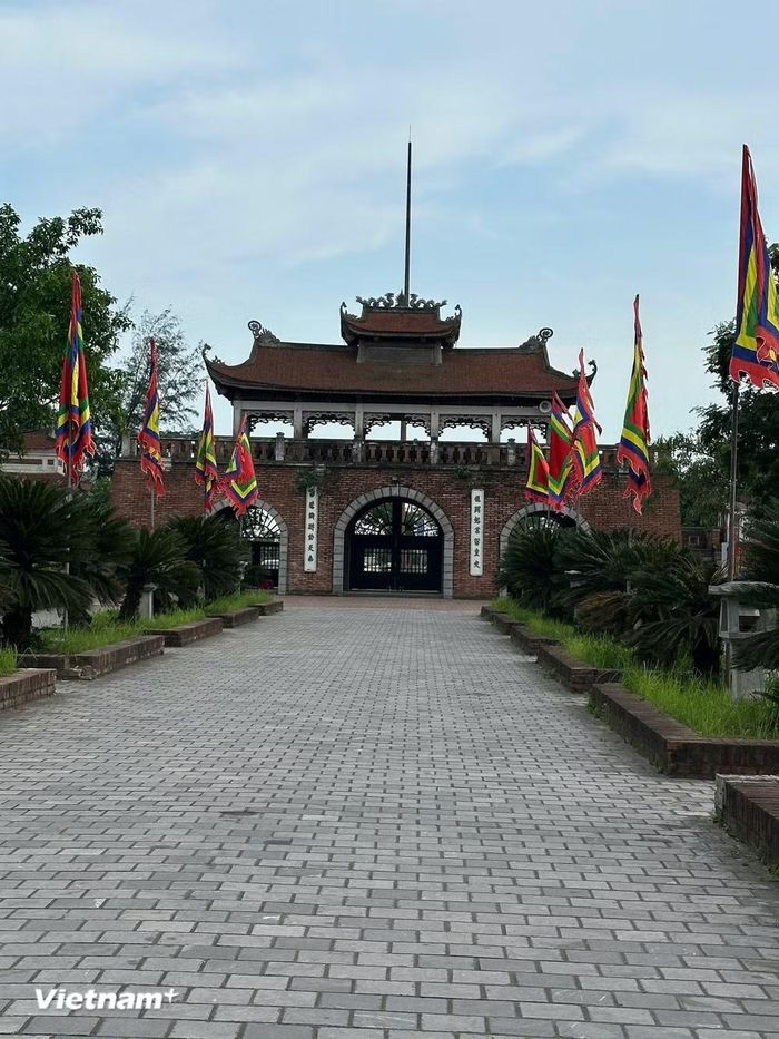 Bên trong cổng Tam Quan để đến Khu Lăng mộ và đền thờ các vị vua triều Trần. (Ảnh: PT/Vietnam+)