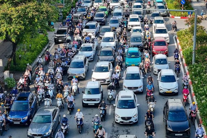Trước đó vào năm 2018, cơ quan chức năng từng xén dải phân cách để mở rộng mặt đường. Hiện dải phân cách giữa tuyến còn rộng hơn 4 m, trồng nhiều cây xanh. (Ảnh: Hoài Nam/Vietnam+)