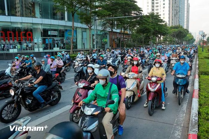 Dọc hai bên tuyến tập trung dày đặc các khu chung cư, cao ốc văn phòng và khu dân cư đông đúc. (Ảnh: Hoài Nam/Vietnam+)