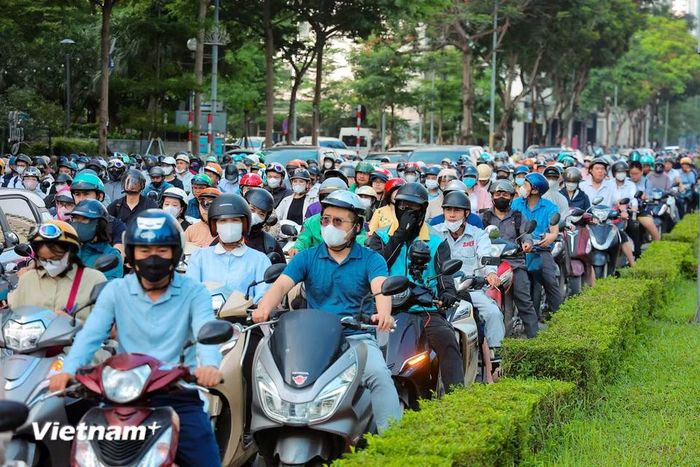 Dù mặt đường khá rộng, tuyến đường này vẫn thường xuyên ùn ứ vào giờ cao điểm do lưu lượng phương tiện quá lớn. (Ảnh: Hoài Nam/Vietnam+)