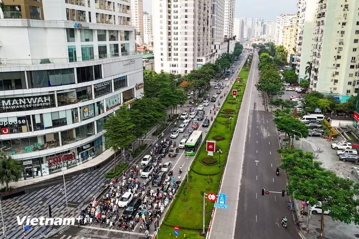 Đường Lê Văn Lương dài khoảng 2km với mặt cắt ngang gần 40m. Mỗi chiều có 3 làn lưu thông, gồm 2 làn hỗn hợp cho ôtô, xe máy và một làn riêng dành cho tuyến xe buýt nhanh BRT. (Ảnh: Hoài Nam/Vietnam+)