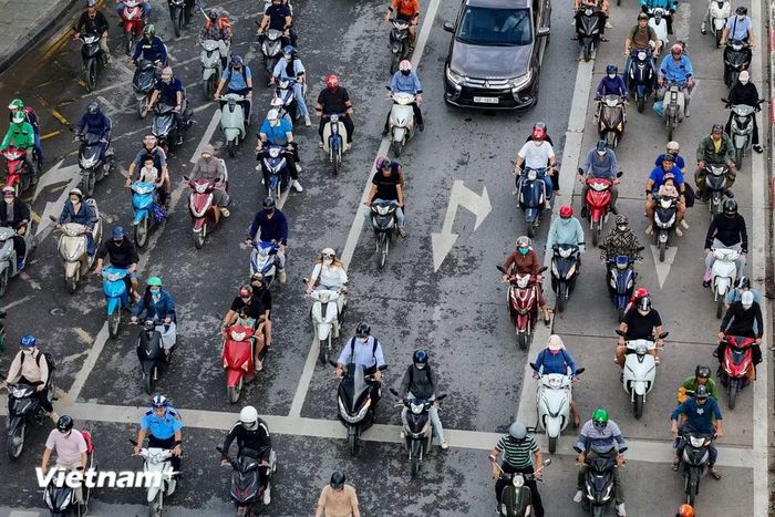 Theo đề xuất của Cục Cảnh sát giao thông, vào cao điểm buổi sáng sẽ ưu tiên tăng làn cho hướng từ ngoại thành vào trung tâm thành phố, trong khi cuối giờ chiều sẽ điều chỉnh theo chiều ngược lại để phục vụ nhu cầu người dân rời nội đô. Hiện thời điểm áp dụng chưa được công bố. (Ảnh: Hoài Nam/Vietnam+)