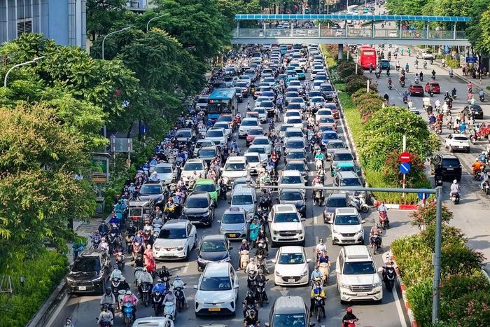 Giờ cao điểm sáng, đường Nguyễn Chí Thanh thường ùn tắc kéo dài theo hướng vào trung tâm, trong khi chiều ngược lại khá thông thoáng với lượng phương tiện ít hơn đáng kể. (Ảnh: Hoài Nam/Vietnam+)