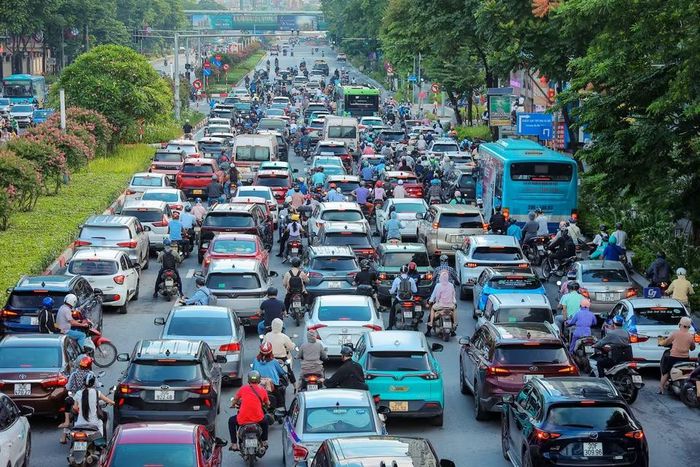 Việc tổ chức lại giao thông vào giờ cao điểm sáng, cơ quan chức năng sẽ mở nhiều làn đường hơn cho chiều xe từ ngoại ô vào trung tâm. Ngược lại, vào giờ tan tầm chiều, số lượng làn đường sẽ được ưu tiên tăng thêm cho chiều từ trung tâm đi ra ngoại ô. (Ảnh: Hoài Nam/Vietnam+)
