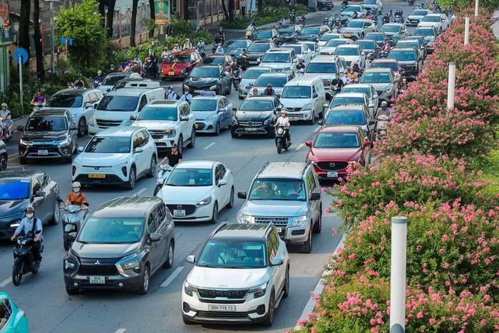 Song song trục Lê Văn Lương là Nguyễn Chí Thanh thường ùn tắc theo một chiều vào giờ cao điểm. (Ảnh: Hoài Nam/Vietnam+)