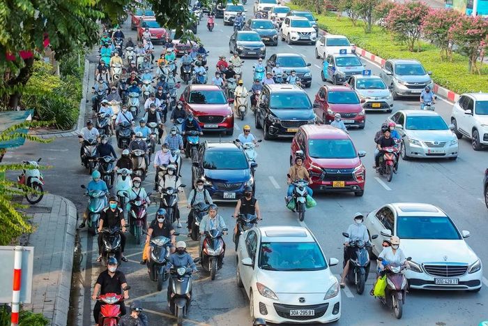 Việc sử dụng các biện pháp kỹ thuật để điều tiết làn đường theo lưu lượng thực tế được kỳ vọng sẽ khắc phục tình trạng ùn tắc nghiêm trọng tại các trục đường dẫn ra ngoại ô, thay thế biện pháp hành chính như cấm hay hạn chế phương tiện. (Ảnh: Hoài Nam/Vietnam+)