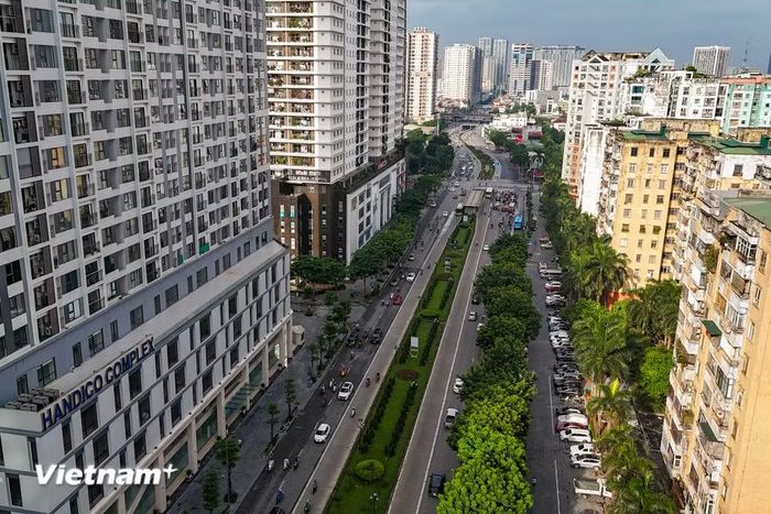 Trục Lê Văn Lương-Tố Hữu là trục hướng tâm có mật độ chung cư dày đặc, thường xuyên chịu áp lực giao thông cực kỳ lớn. (Ảnh: Hoài Nam/Vietnam+)
