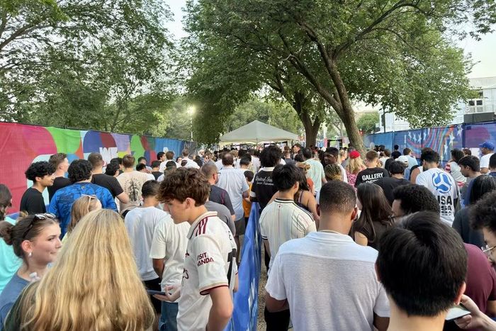 Cổ động viên Mỹ xếp hàng vào khu Fan Zone. (Ảnh: Ngọc Quang/TTXVN)
