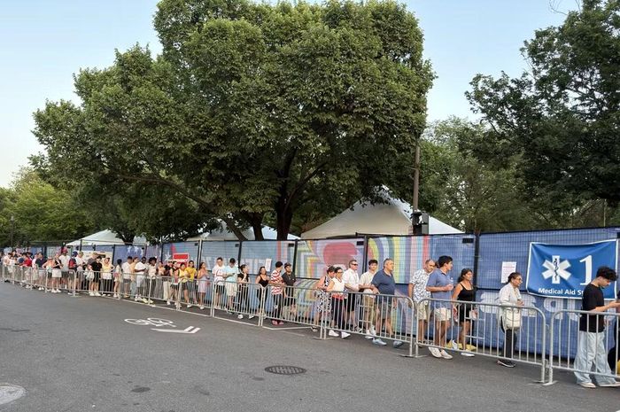 Cổ động viên Mỹ xếp hàng vào khu Fan Zone. (Ảnh: Ngọc Quang/TTXVN)