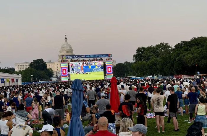 Không khí tại Fan Zone nóng lên cùng trận đấu, biến Quảng trường Quốc gia thành “sân vận động ngoài trời” giữa lòng thủ đô Washington. (Ảnh: Ngọc Quang/TTXVN)