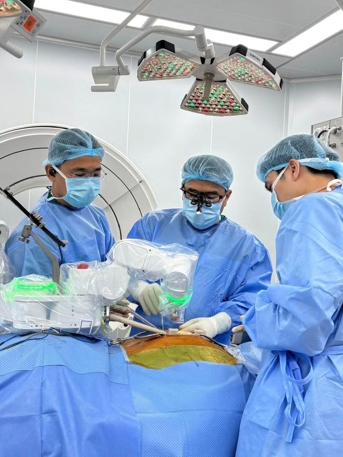 Phó giáo sư Nguyễn Lê Bảo Tiến thực hiện ca phẫu thuật cho bệnh nhân. (Ảnh: PV/Vietnam+)