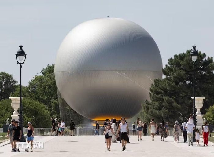 Trời nắng nóng gay gắt tại Paris, Pháp. (Ảnh: THX/TTXVN)