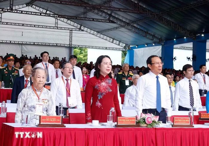 Các đại biểu thực hiện nghi thức chào cờ. (Ảnh: Thống Nhất/TTXVN)