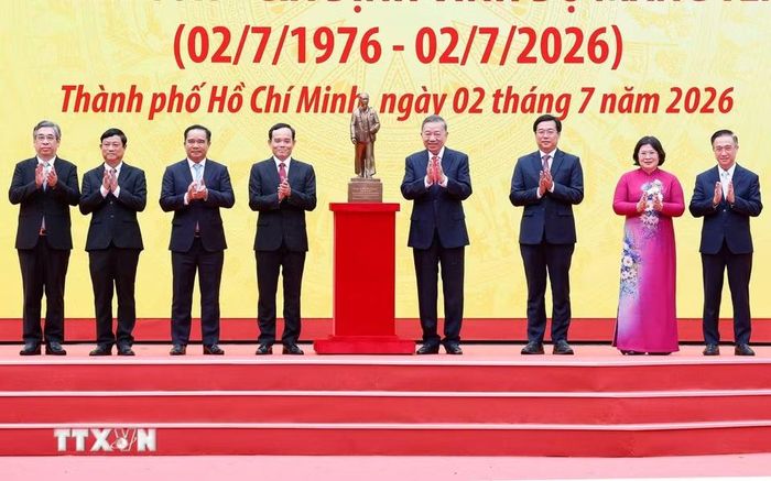 Tổng Bí thư, Chủ tịch nước Tô Lâm trao bức tượng Chủ tịch Hồ Chí Minh tặng Đảng bộ, chính quyền và nhân dân Thành phố Hồ Chí Minh. (Ảnh: Thống Nhất/TTXVN)