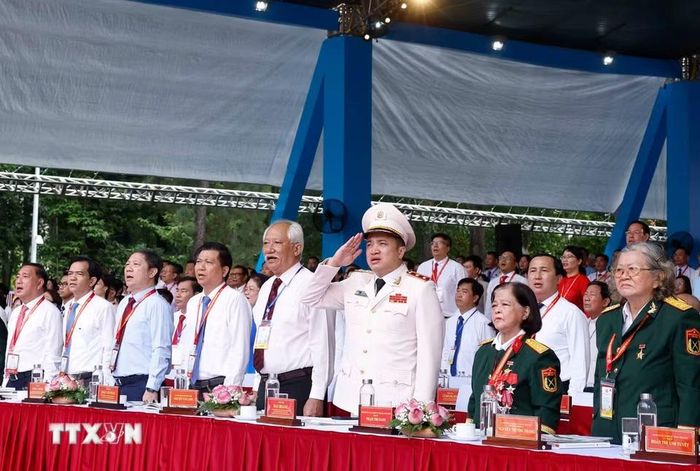 Các đại biểu thực hiện nghi thức chào cờ. (Ảnh: Thống Nhất/TTXVN)