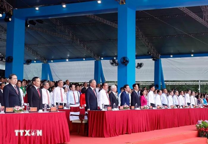 Các đại biểu thực hiện nghi thức chào cờ. (Ảnh: Thống Nhất/TTXVN)