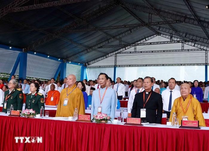 Các đại biểu thực hiện nghi thức chào cờ. (Ảnh: Thống Nhất/TTXVN)