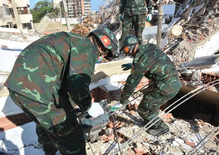 Đội công binh tìm cách tiếp cận nạn nhân. (Ảnh: Hoàng Vũ/Vietnam+)