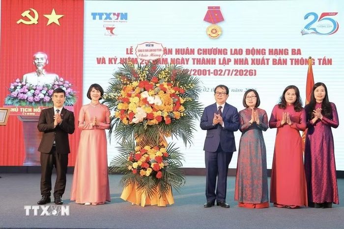 Ban lãnh đạo TTXVN tặng hoa chúc mừng Nhà xuất bản Thông tấn. (Ảnh: Minh Quyết/TTXVN)