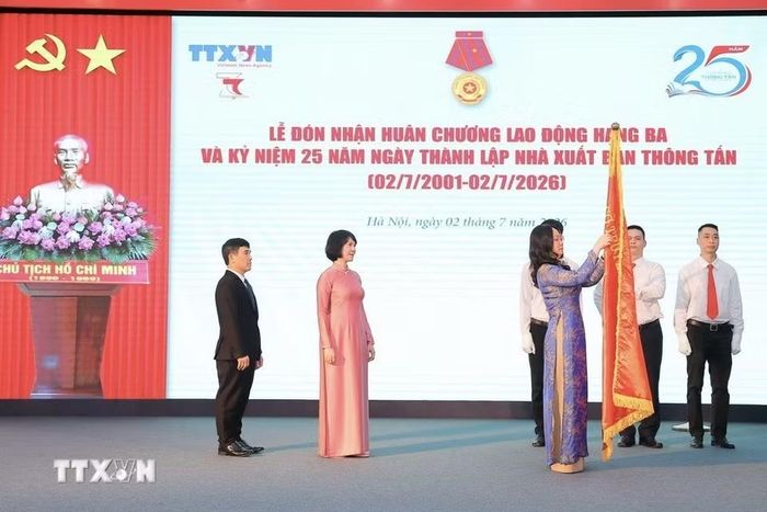 Bộ trưởng Bộ Văn hóa, Thể thao và Du lịch Lâm Thị Phương Thanh trao Huân chương Lao động hạng Ba của Chủ tịch nước tặng Nhà xuất bản Thông tấn. (Ảnh: Minh Quyết/TTXVN)