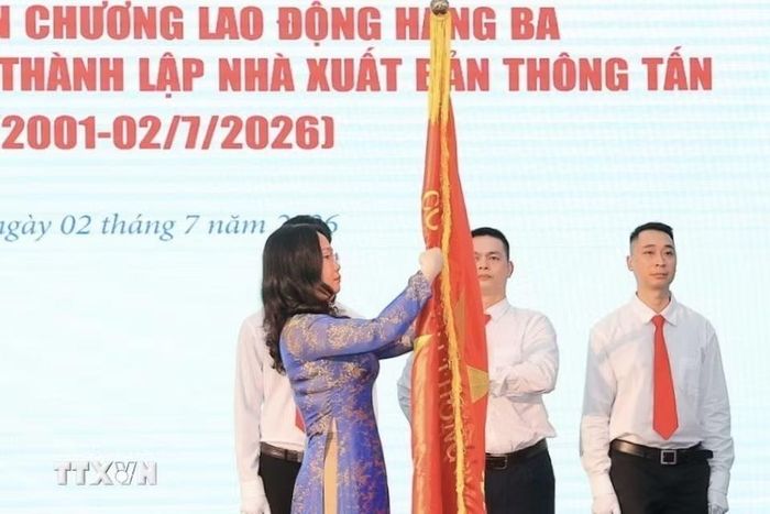 Bộ trưởng Bộ Văn hóa, Thể thao và Du lịch Lâm Thị Phương Thanh trao Huân chương Lao động hạng Ba của Chủ tịch nước tặng Nhà xuất bản Thông tấn. (Ảnh: Minh Quyết/TTXVN)