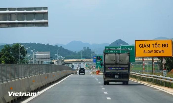 Phương tiện lưu thông trên một đoạn tuyến cao tốc Bắc-Nam phía Đông. (Ảnh: Việt Hùng/Vietnam+)