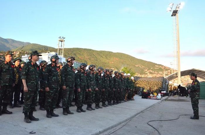 Đây là lần thứ ba Quân đội nhân dân và Công an nhân dân Việt Nam cử lực lượng và phương tiện ra nước ngoài thực hiện nhiệm vụ hỗ trợ nhân đạo, cứu trợ thảm họa. Đoàn Việt Nam tham gia khắc phục hậu quả động đất tại Venezuela gồm 124 thành viên. (Ảnh: Hoàng Vũ/Vietnam+)