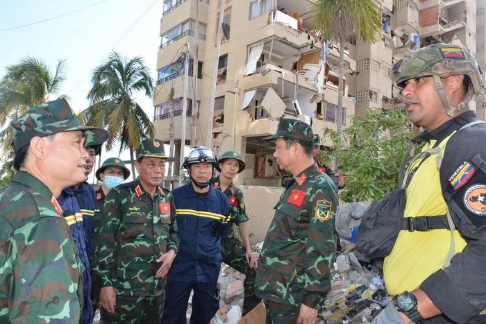 Thiếu tướng Phạm Văn Tỵ, Phó cục trưởng Cục Cứu hộ-Cứu nạn, Bộ Tổng Tham mưu Quân đội nhân dân Việt Nam, trưởng đoàn yêu cầu các thành viên tiếp tục phát huy kết quả đã đạt được, chạy đua với thời gian trong tham gia khắc phục hậu quả động đất. (Ảnh: Hoàng Vũ/Vietnam+)