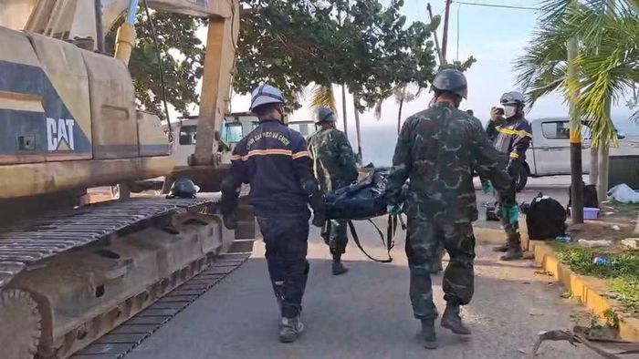 Đoàn cứu hộ Việt Nam đã tích cực thực hiện nhiệm vụ tại 9 vị trí, đưa ra ngoài thành công các thi thể nạn nhân, nâng tổng số nạn nhân được tìm thấy cho đến nay lên con số 23. (Ảnh: Hoàng Vũ/Vietnam+)