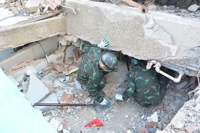 Trong môi trường thực hiện nhiệm vụ khắc nghiệt, lực lượng Quân đội và Công an đã phối hợp chặt chẽ, cùng trang thiết bị, tiếp tục được tổ chức thành các mũi khác nhau, triển khai tìm kiếm các nạn nhân còn mắc kẹt với mục tiêu nhanh nhất, hiệu quả nhất. (Ảnh: Hoàng Vũ/Vietnam+)