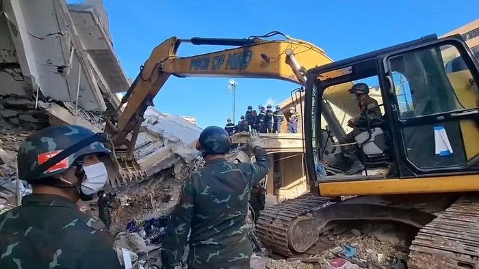 Đội công binh tìm cách tiếp cận nạn nhân. (Ảnh: Hoàng Vũ/Vietnam+)