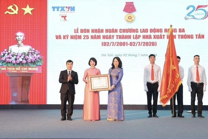 Bộ trưởng Bộ Văn hóa, Thể thao và Du lịch Lâm Thị Phương Thanh trao Huân chương Lao động hạng Ba của Chủ tịch nước tặng Nhà xuất bản Thông tấn. Ảnh: Minh Quyết - TTXVN
