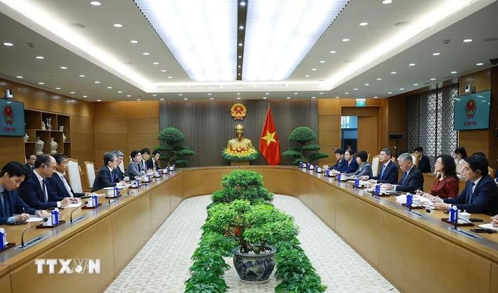 Thủ tướng Lê Minh Hưng tiếp ông Maeda Tadashi, Chủ tịch Ngân hàng hợp tác quốc tế Nhật Bản (JBIC). (Ảnh: Dương Giang/TTXVN)