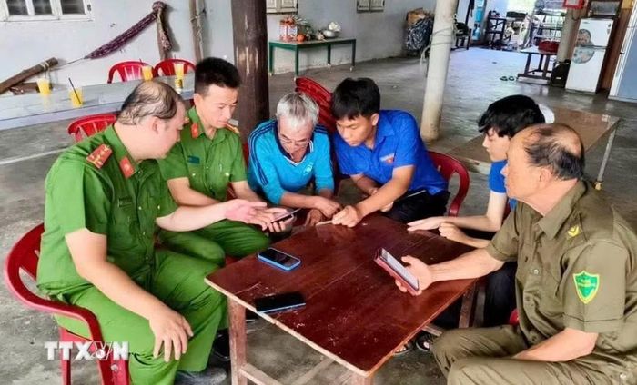Đoàn Thanh niên xã biên giới Ea Bung, tỉnh Đắk Lắk hướng dẫn người dân sử dụng giấy tờ điện tử, dịch vụ công trực tuyến và nhiều tiện ích trên ứng dụng VNeID. (Ảnh: TTXVN phát)