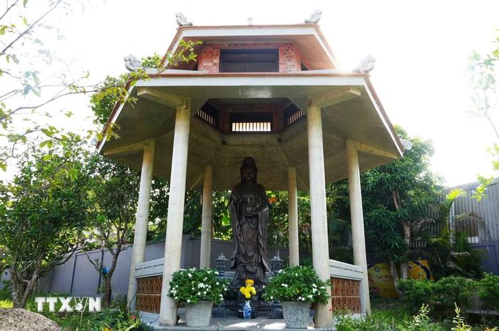 Tượng Quan Thế Âm trong khuôn viên chùa Viên Giác ở Huế. (Ảnh: Nguyên Lý/TTXVN)