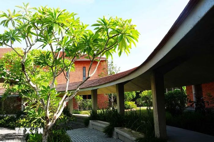 Hành lang uốn lượn tạo thành hình tròn kết nối các hạng mục, trong khuôn viên chùa Viên Giác ở Huế. (Ảnh: Nguyên Lý/TTXVN)