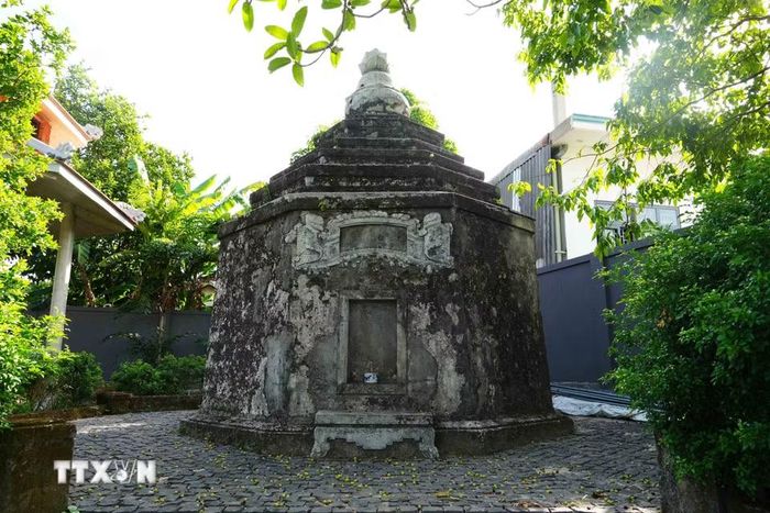 Ngôi mộ cổ được bảo tồn trong khuôn viên chùa Viên Giác ở Huế. (Ảnh: Nguyên Lý/TTXVN)
