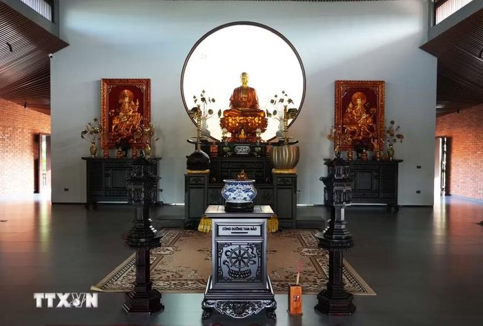 Gian thờ Đức Phật giữa Chánh Điện của chùa Viên Giác ở Huế. (Ảnh: Nguyên Lý/TTXVN)
