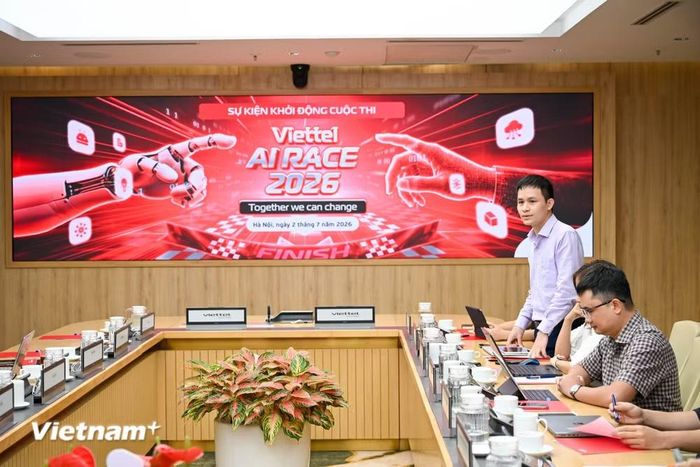 Ông Bùi Trường Vinh - Phó Trưởng ban Ban Công nghệ thông tin Tập đoàn Viettel cho biết điểm nhấn của mùa thi năm nay là việc các đội xuất sắc sẽ được tiếp cận dữ liệu thực tế, làm việc trực tiếp với chuyên gia và giải quyết những bài toán đang đặt ra trong hoạt động sản xuất, kinh doanh của Viettel. (Ảnh: Minh Sơn/Vietnam+)