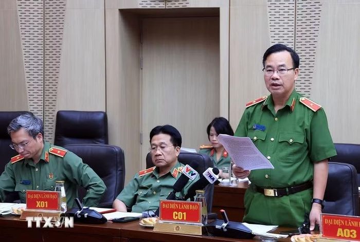Thiếu tướng Lê Văn Tân, Phó Chánh Văn phòng Bộ Công an trả lời câu hỏi của các cơ quan thông tấn, báo chí. (Ảnh: Tuấn Anh/TTXVN)