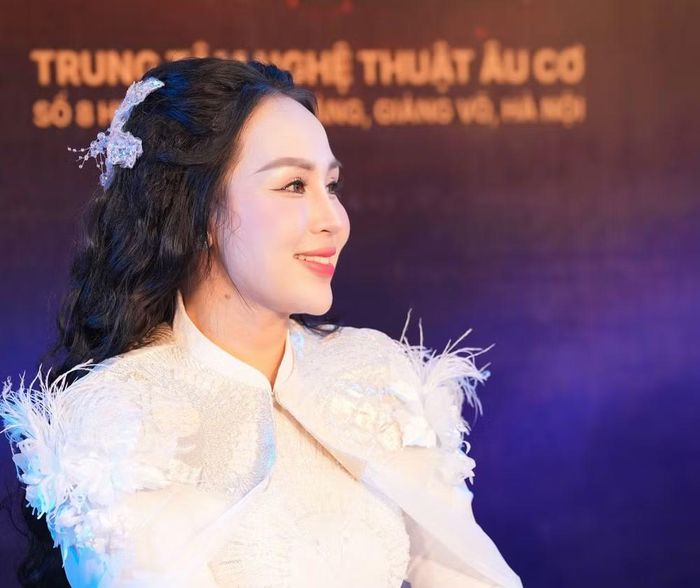 Với Nguyễn Khánh Ly, dòng sông còn mang ý nghĩa rất riêng: “Tôi sinh ra và lớn lên ở một miền quê gắn với dòng sông. Trong ký ức của tôi, dòng sông giống như người mẹ, như mạch nguồn nuôi dưỡng tâm hồn và cũng là dòng sông cuộc đời đưa mình đi qua nhiều chặng đường khác nhau.”