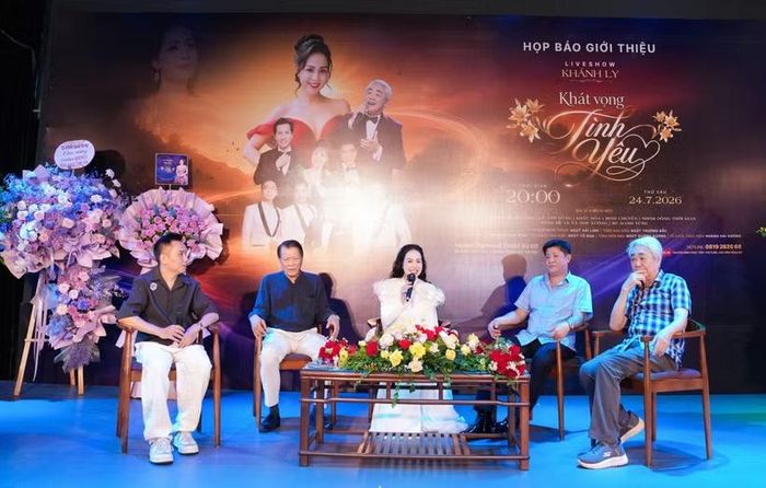 Ca sỹ, Tiến sỹ Nguyễn Khánh Ly và êkip thực hiện chương trình. (Ảnh: Bình Quách)
