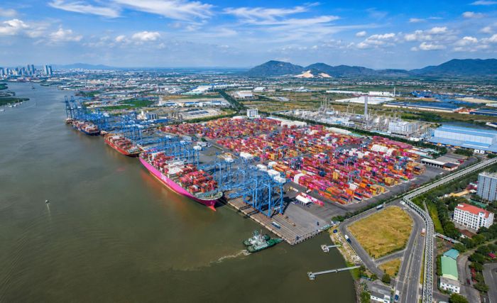 Hệ thống cảng biển của TP Hồ Chí Minh khá lớn để phát triển thành siêu trung tâm logistics mới.