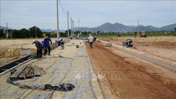 Đơn vị thi công thực hiện khu tái định cư để sớm giải phóng mặt bằng cho cao tốc.