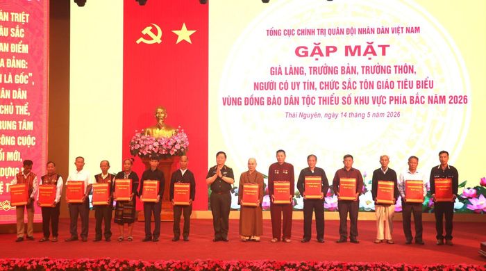 Đại tướng Nguyễn Trọng Nghĩa, Ủy viên Bộ Chính trị, Bí thư Trung ương Đảng, Chủ nhiệm Tổng cục Chính trị Quân đội nhân dân Việt Nam tặng quà cho các già làng, trưởng bản, trưởng thôn, người có uy tín, chức sắc tôn giáo tiêu biểu vùng đồng bào dân tộc thiểu số khu vực phía Bắc năm 2026.