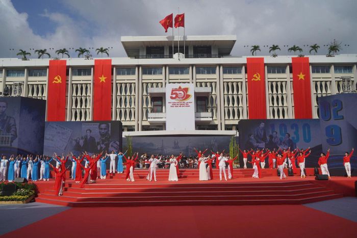 Chương trình nghệ thuật mở màn tái hiện hành trình 50 năm xây dựng và phát triển của TP Hồ Chí Minh sau ngày mang tên Bác.