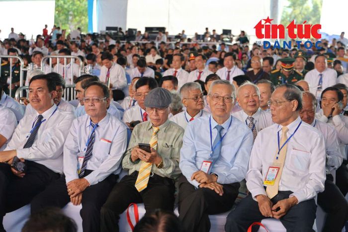 Các đại biểu dự Lễ kỷ niệm 50 năm Ngày thành phố Sài Gòn - Gia Định chính thức vinh dự mang tên Chủ tịch Hồ Chí Minh.