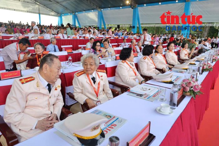 Các đại biểu thuộc lực lượng vũ trang tham dự Lễ kỷ niệm, cùng ôn lại chặng đường 50 năm xây dựng và phát triển của TP Hồ Chí Minh